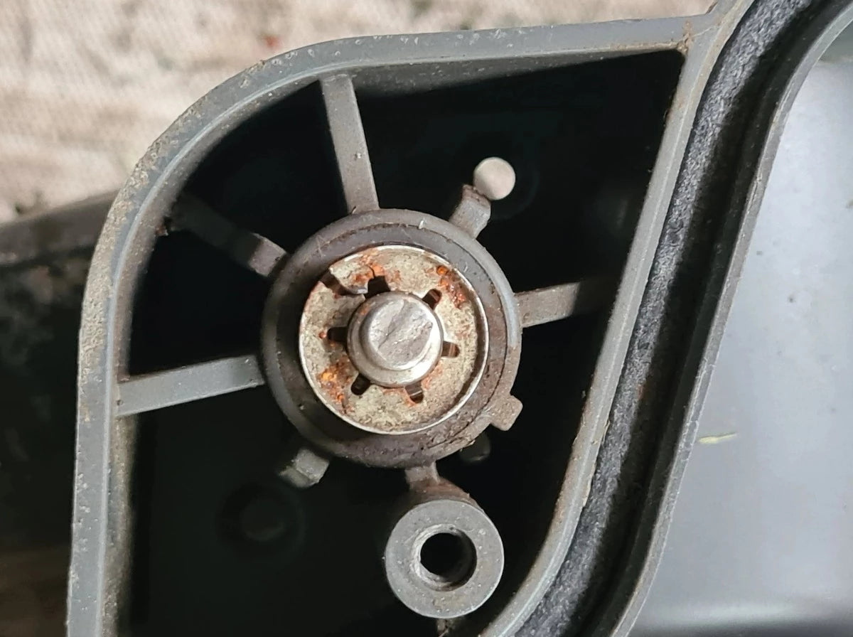 Ruostunut, säröillä oleva vanha tähtilukko