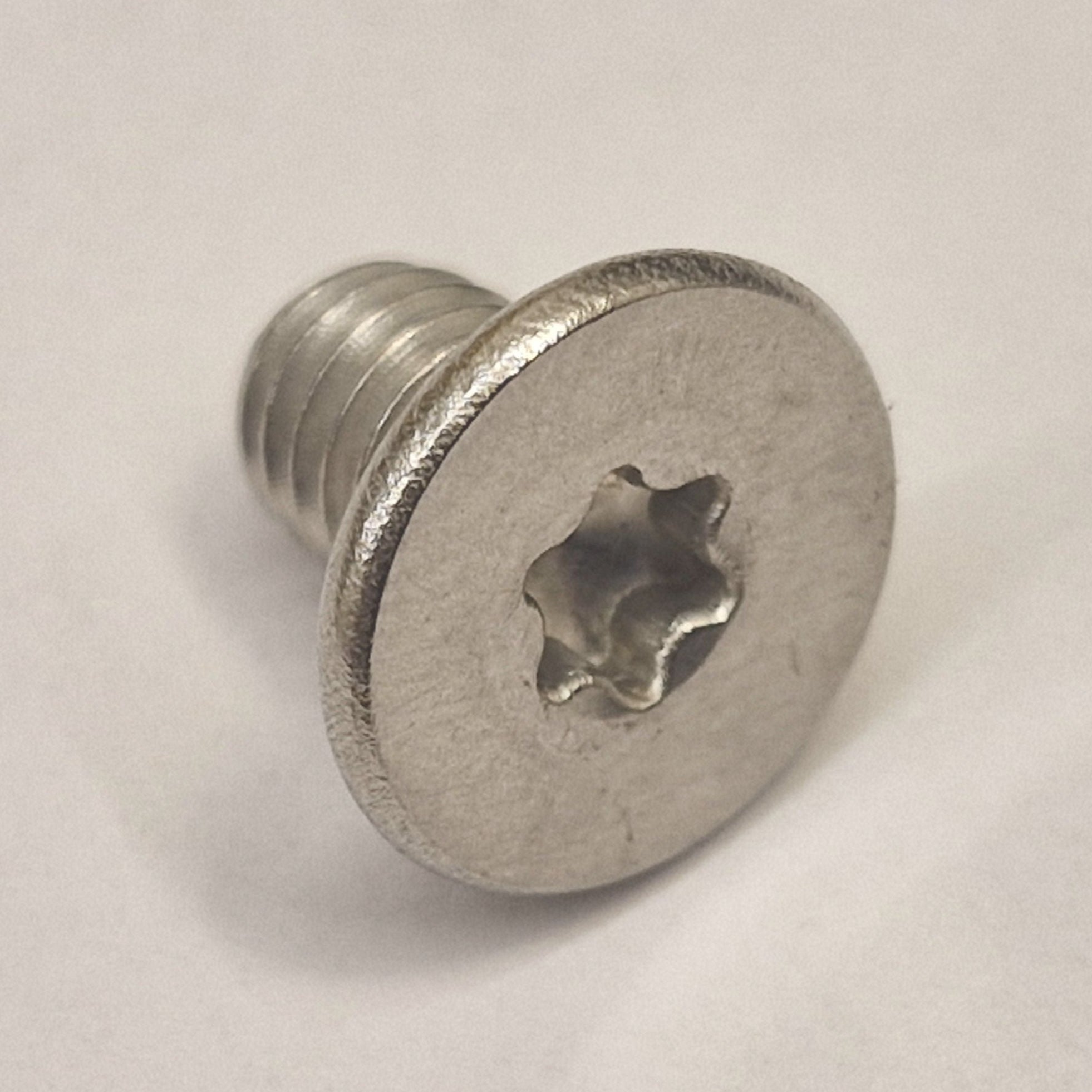 Keskiruuvi M6X8 liukulevyn laakeripesään Husqvarna Automower ja Gardena Sileno