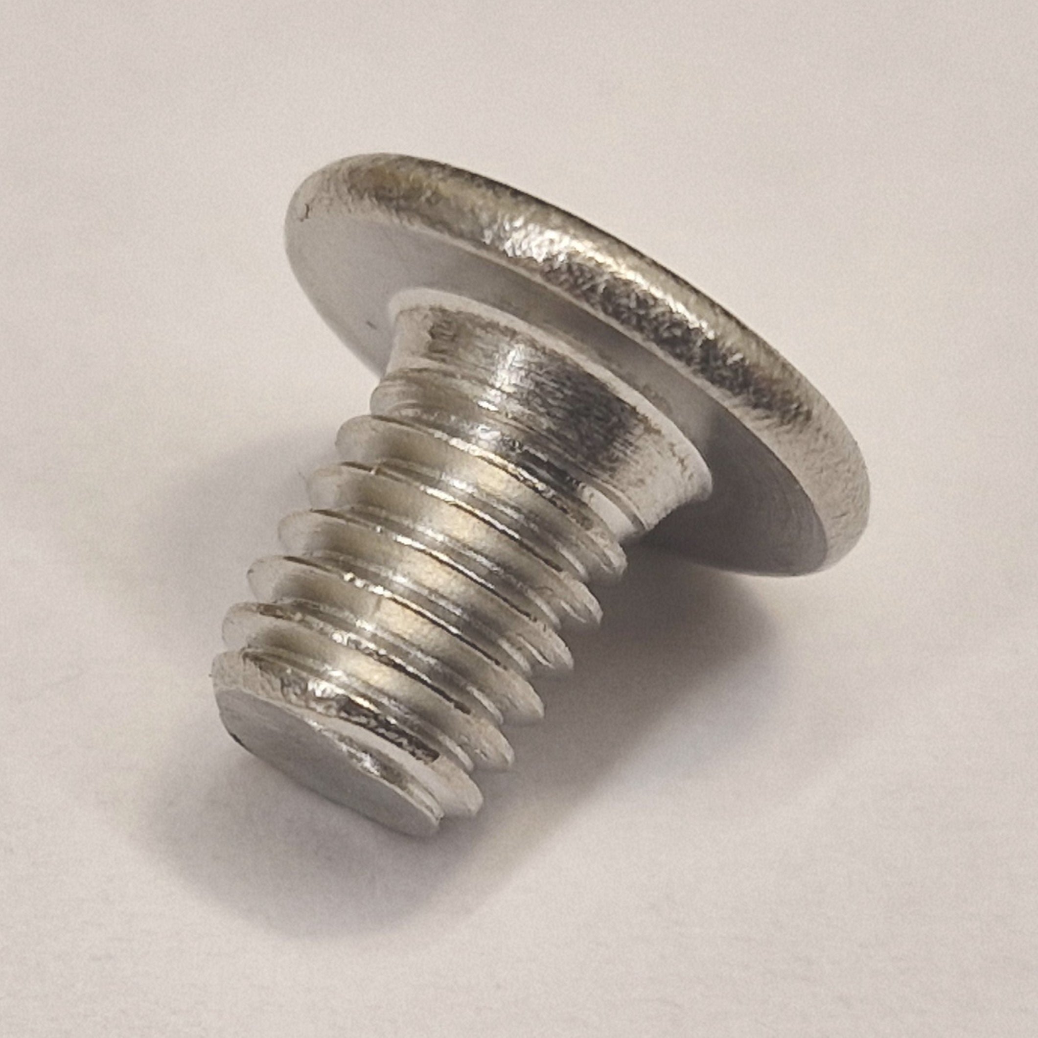 Keskiruuvi M6X8 liukulevyn laakeripesään Husqvarna Automower ja Gardena Sileno