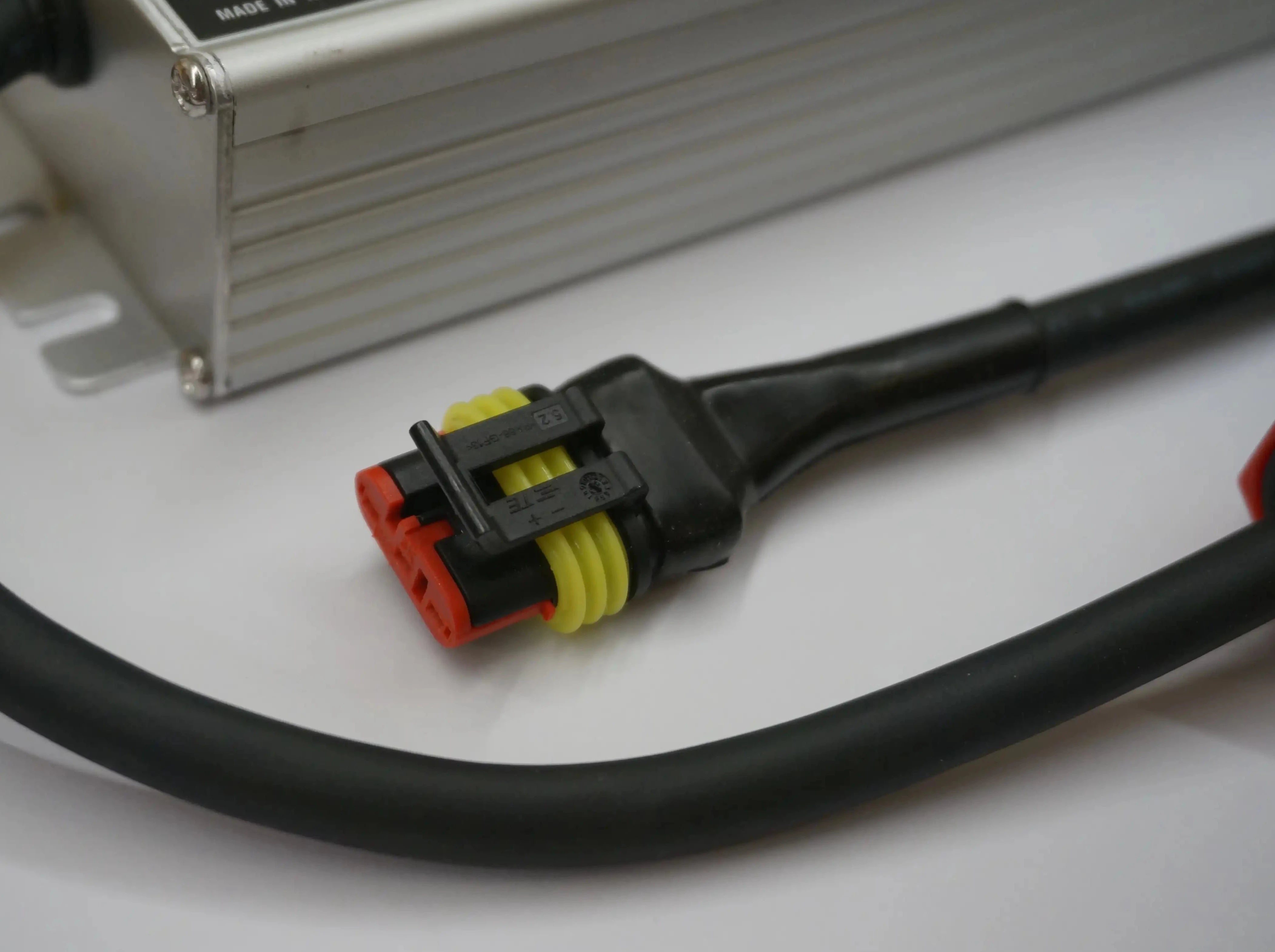 Virtalähteen liitin